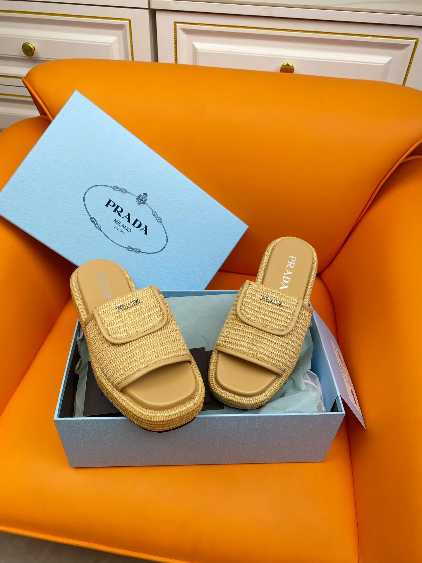 👟👟Ex-factory price 520👟👟 PRADA 2024ss raffia woven slippers This year's popular straw series, lazy people's must-have slippers are so good-looking on the feet. The whole pair of shoes is light, comfortable and bright colors meet the various choices of fashionable people of different styles! Original custom-made raffia Sheepskin lining 1:1 open mold outsole Size number: 35-39 (40 customizations are not returnable)